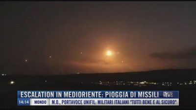 Breaking News delle 14.00 | Escalation in Medioriente: pioggia di missili