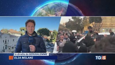 Gaza, tregua vicina? Fosse comuni in Siria