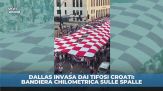 Tifosi Croazia portano una bandiera chilometrica per le vie di Dallas