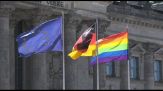 La bandiera arcobaleno davanti a governo tedesco contro l'omofobia