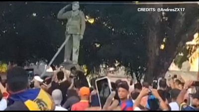 In Venezuela manifestanti anti Maduro abbattono la statua di Chavez