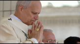 Il Papa si commuove ricevendo il Pallio e l'Anello del Pescatore