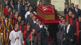 Aspersa e incensata, la salma del Papa è a terra a San Pietro