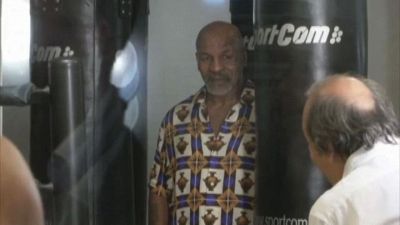 Mike Tyson a Cannes inaugura un ring di boxe all'hotel Carlton