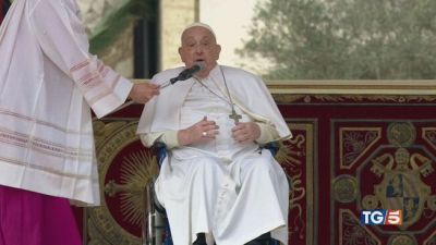 Francesco tra la folla l'entusiasmo dei fedeli