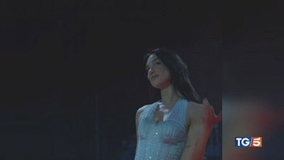 Dua Lipa che show! E omaggia la Carrà