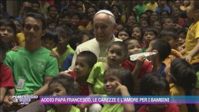 Addio Papa Francesco, le carezze e l'amore per i bambini