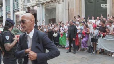 Ferrari, delirio dei tifosi all'arrivo di Leclerc e Hamilton in Duomo