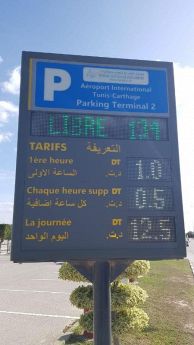 Pannello riepilogativo posti liberi con tariffa parcheggio aeroporto Tunisia