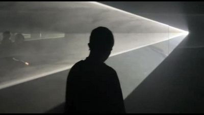 Anthony McCall a Bilbao, frazioni di secondo che creano arte