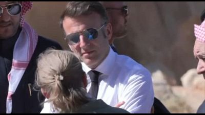 Macron in Arabia Saudita visita oasi di Al-Ula (con governo in crisi)