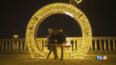 Luci e magia di Natale danno il via alle feste