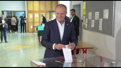 Il primo ministro polacco Donald Tusk ha votato a Varsavia