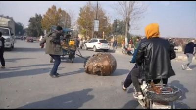 Testa della statua di Assad trascinata dai ribelli per le vie di Hama
