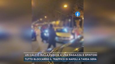Un calcio sulla pancia a una ragazza e spintoni