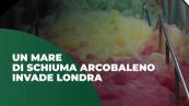 Un mare di schiuma arcobaleno invade Londra