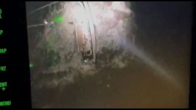 Aeronautica salva due naufraghi con la barca incagliata sugli scogli