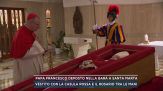 Papa Francesco deposto nella bara a Santa Marta