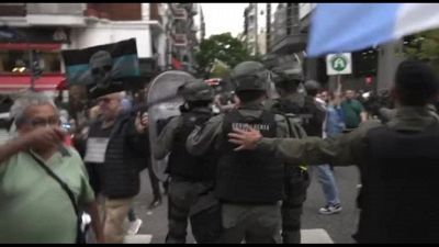 Argentina, scontri fra polizia e i manifestanti contro misure governo