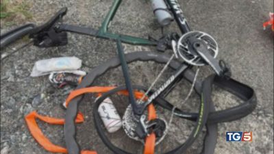 Va a caccia di ciclisti dopo la lite in strada