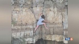 Bloccata sulla roccia per la foto da brivido