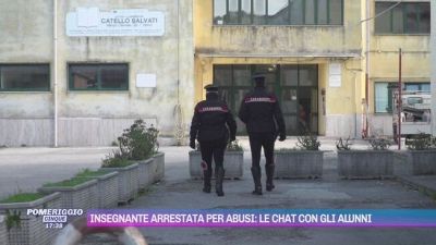 Insegnante arrestata per abusi: le chat con gli alunni