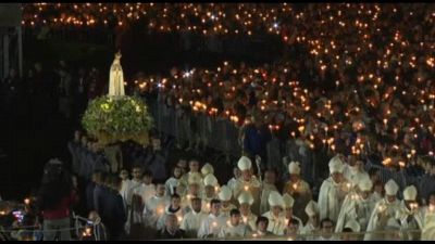 Migliaia di pellegrini pregano al santuario portoghese di Fatima