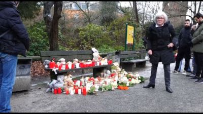 Fiori e candele in Baviera, sul luogo dell'attacco in un parco