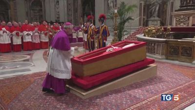 Due ore di addio a Papa Francesco