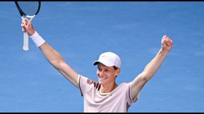 Tennis, Sinner batte Djokovic ed è in finale agli Australian Open