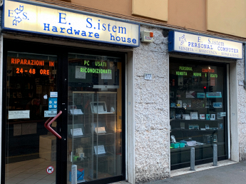 E. Sistem Personal Computer vetrina negozio