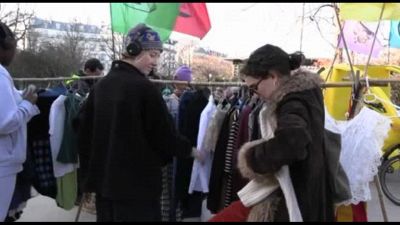 A Parigi Extinction Rebellion regala abiti contro il Black Friday