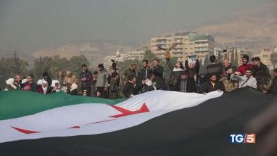 Siria, prove di regime Depositi armi, raid Idf