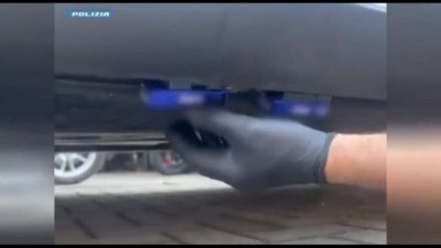 Milano, droga agganciata con calamite sotto l'auto