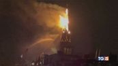 Le fiamme distruggono una chiesa ad Amsterdam