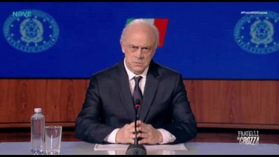 Crozza-Piantedosi: "Mie dimissioni? Inedito come i pericolosi 13enni"