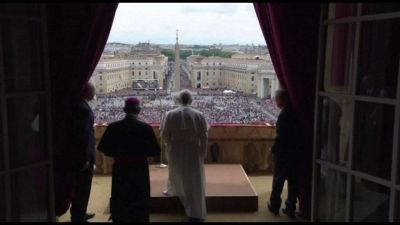 Il momento in cui il Papa si affaccia a San Pietro per Regina Caeli