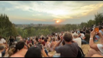 Migliaia di persone a Milano a Monte Stella per l'eclissi di Sole