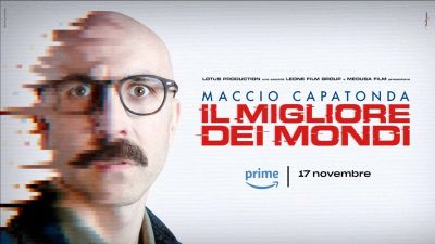 Il migliore dei mondi: Maccio Capatonda diventa analogico su Prime