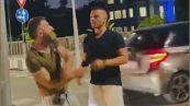 Minacciava gli agenti, bloccava il traffico e infastidiva i passanti