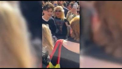 Timothée Chalamet a New York a sorpresa fra decine dei suoi sosia