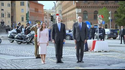Crosetto accompagna i Reali di Spagna all'Altare della Patria