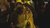 Il tenero bacio dei due tifosi Borussia dopo il ko