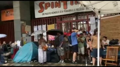 Spin Time, gli sfollati sotto il temporale