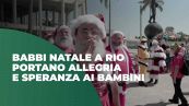 Babbi Natale a Rio portano allegria e speranza ai bambini
