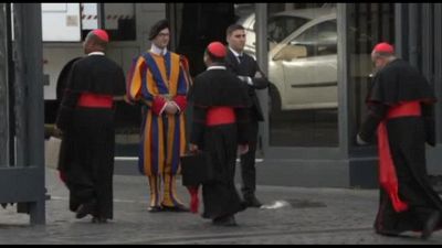 L'arrivo dei cardinali per l'ultima congregazione prima del conclave