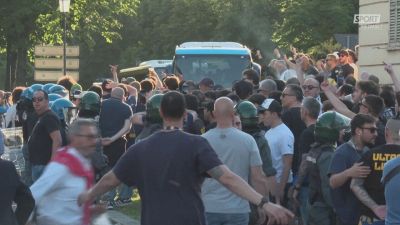 Bottigliata sul bus del Napoli che arriva al Tardini