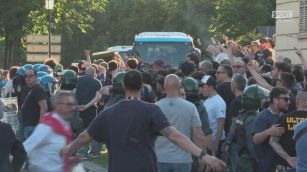 Bottigliata sul bus del Napoli che arriva al Tardini
