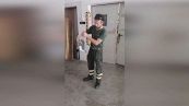 La nuova maglia dei Vigili del fuoco si distrugge se si bagna d'acqua
