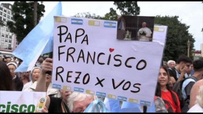 Canti e preghiere in Argentina per il Papa: "Lui boccata d'aria pura"